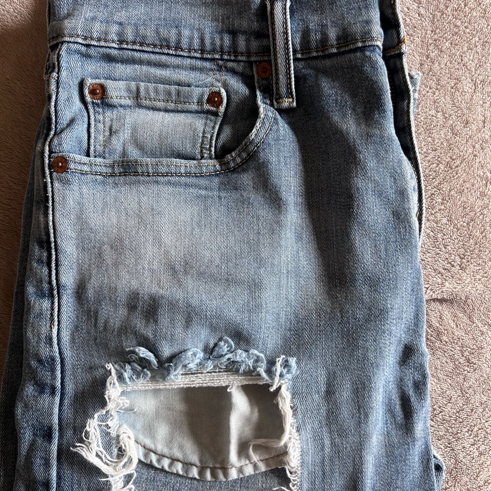 Levi ripped jeans  
Size W32 L34